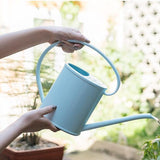 arrosoir bleu en plastique