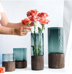 vase en verre avec socle en bois