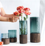 vase en verre avec socle en bois