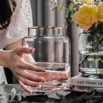 vase en verre transparent